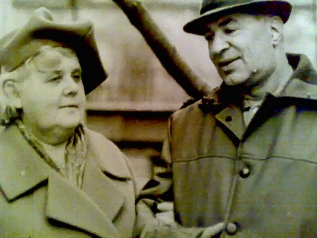 С лева бабушка Кунина (Пилипук) Татьяна Лукинична, с лева дедушка Кунин Капитон Михайлович
