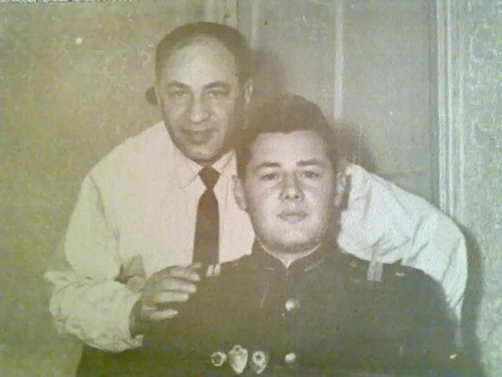 С лева мой дедушка Кунин Капитон Михайлович и  его сын Кунин Михаил Капитонович