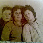 С лева мой папа Кунин Михаил ,по центру бабушка Кунина Татьяна  и с права тётя Кунина Лариса